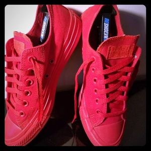 Red All Star Converse - Low Top - Men's size 6.