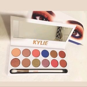 Kylie Jenner Royal Peach 🍑 Eyeshadow Palette