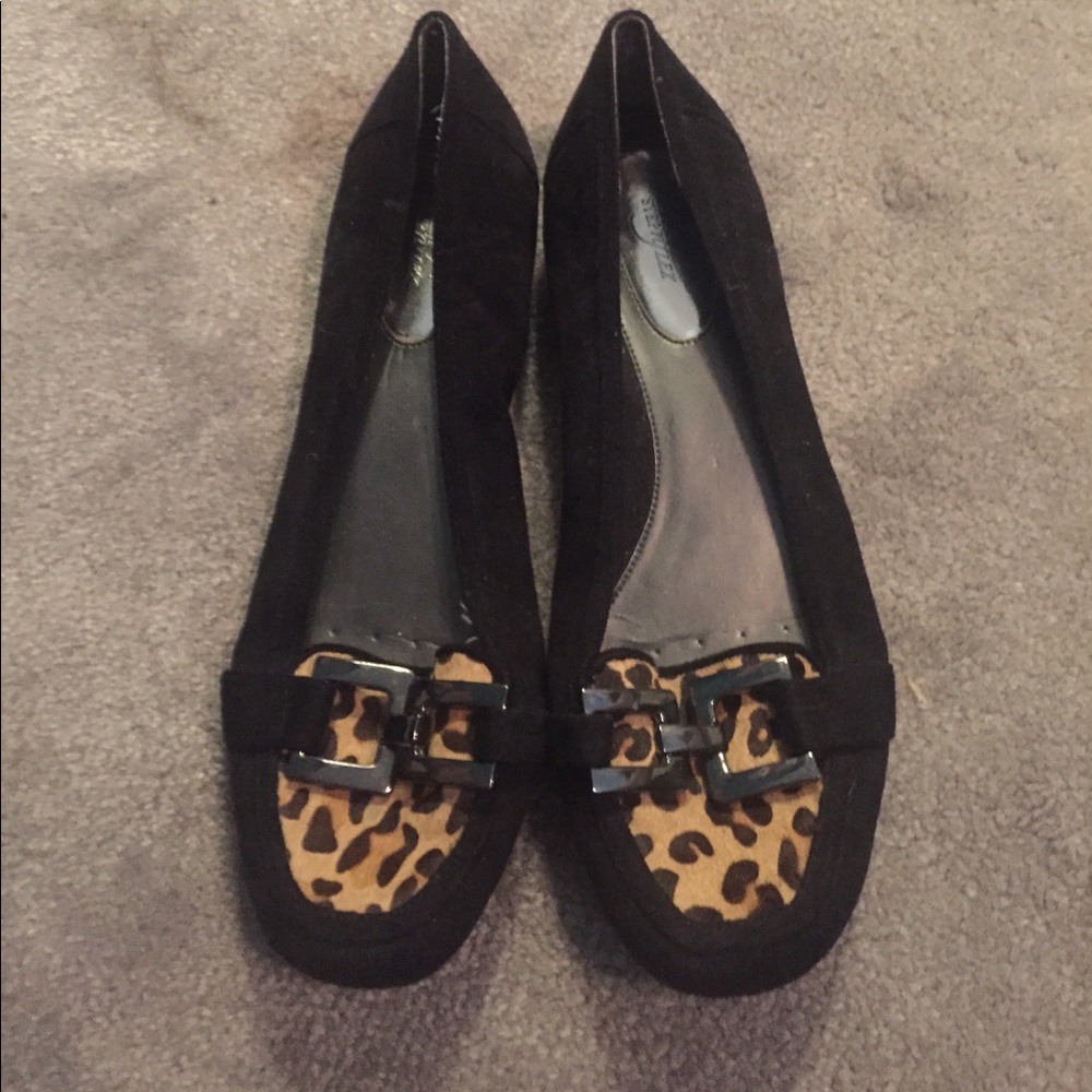 Black loafers with buckle and cheetah print detail