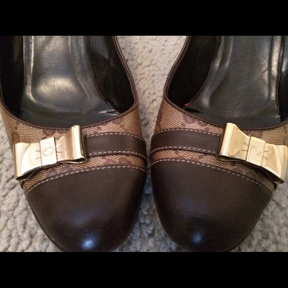 Gucci women's logo high heels with gold bows