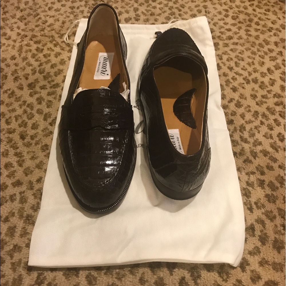 NWOT. Brown alligator mauri slip-on loafers