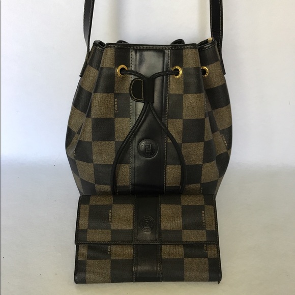 ❣️SOLD❣️FENDI Pequin Crossbody Bucket Bag & Wallet - Picture 2 of 8