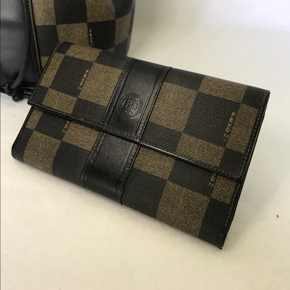 ❣️SOLD❣️FENDI Pequin Crossbody Bucket Bag & Wallet - Picture 4 of 8