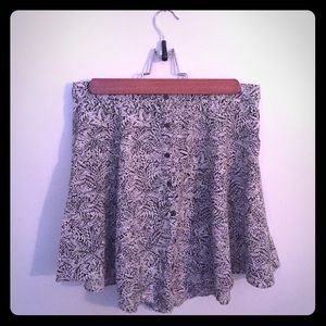 Button up B&W patterned skirt from UO. Worn once