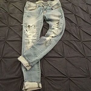 Light distressed skinny jean