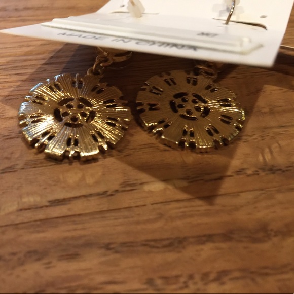 NWT GOldtone Earrings Swarovski Elements - Picture 4 of 4