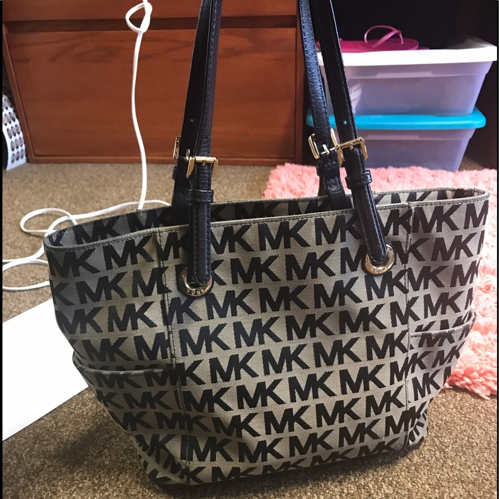 12 HOUR SALE !!¡  Authentic Micheal Kors purse