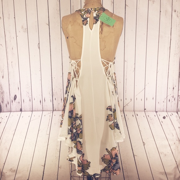 🌺NWT Beautiful White Dress w/ Florals🌺 - Picture 3 of 6