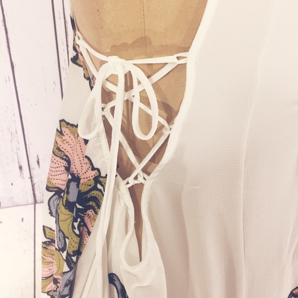 🌺NWT Beautiful White Dress w/ Florals🌺 - Picture 4 of 6