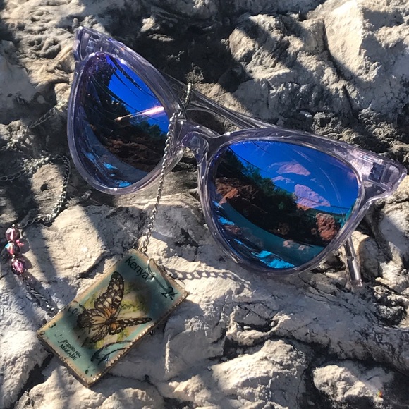 Wildfox Accessories - Wildfox 力 Clear Blue Cat Eye Sunnies 曆