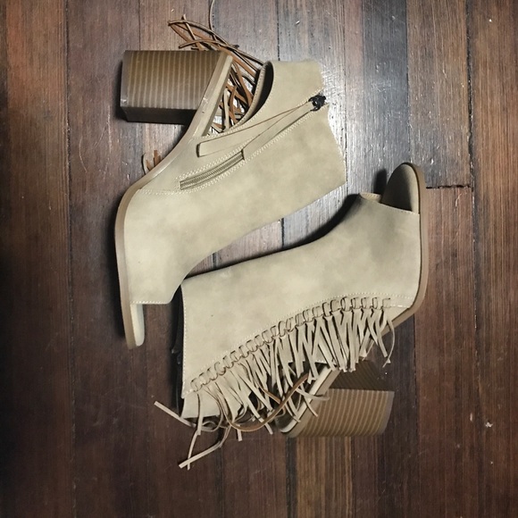 Open toed boot - Picture 1 of 3