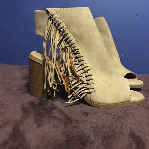 Open toed boot - Picture 3 of 3