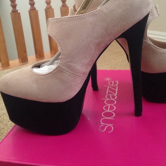 Nude and Black Mary Jane platform heels - Picture 2 of 4