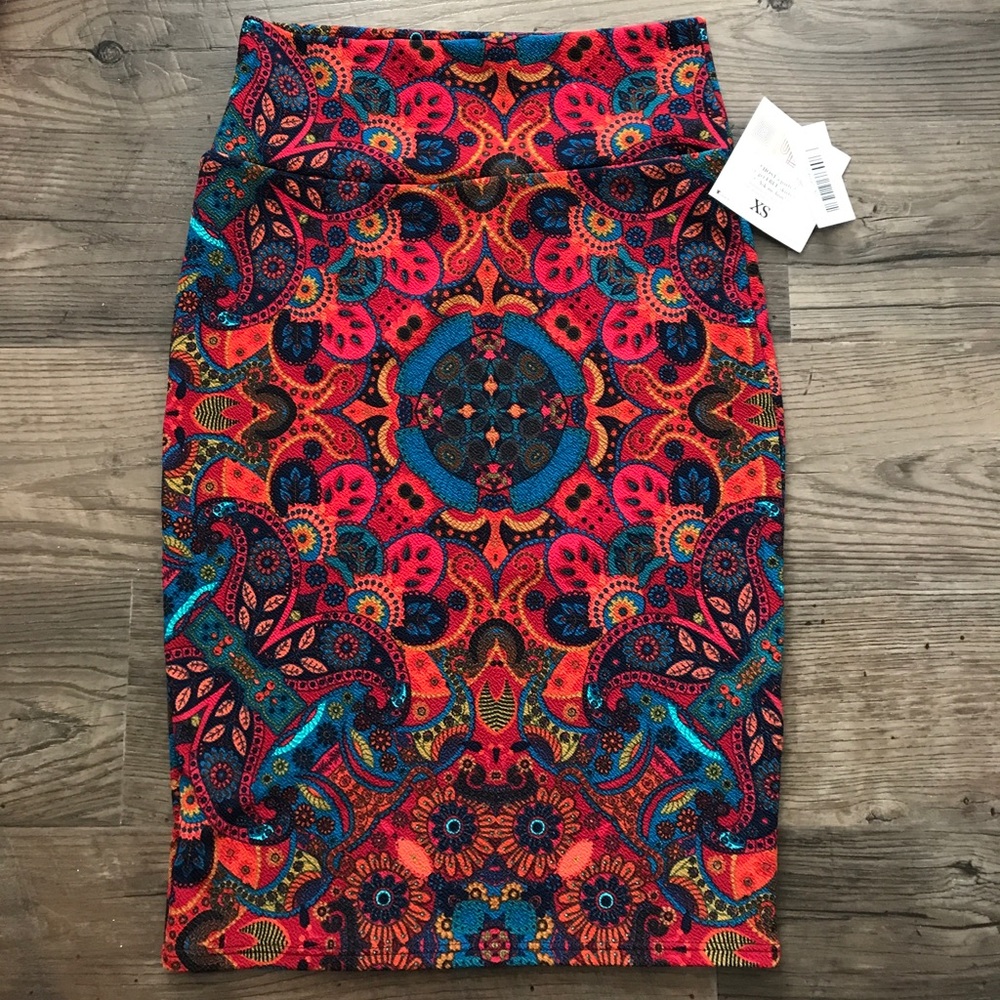 🚨 LAST CHANCE 🚨 BNWT LuLaRoe Cassie skirt