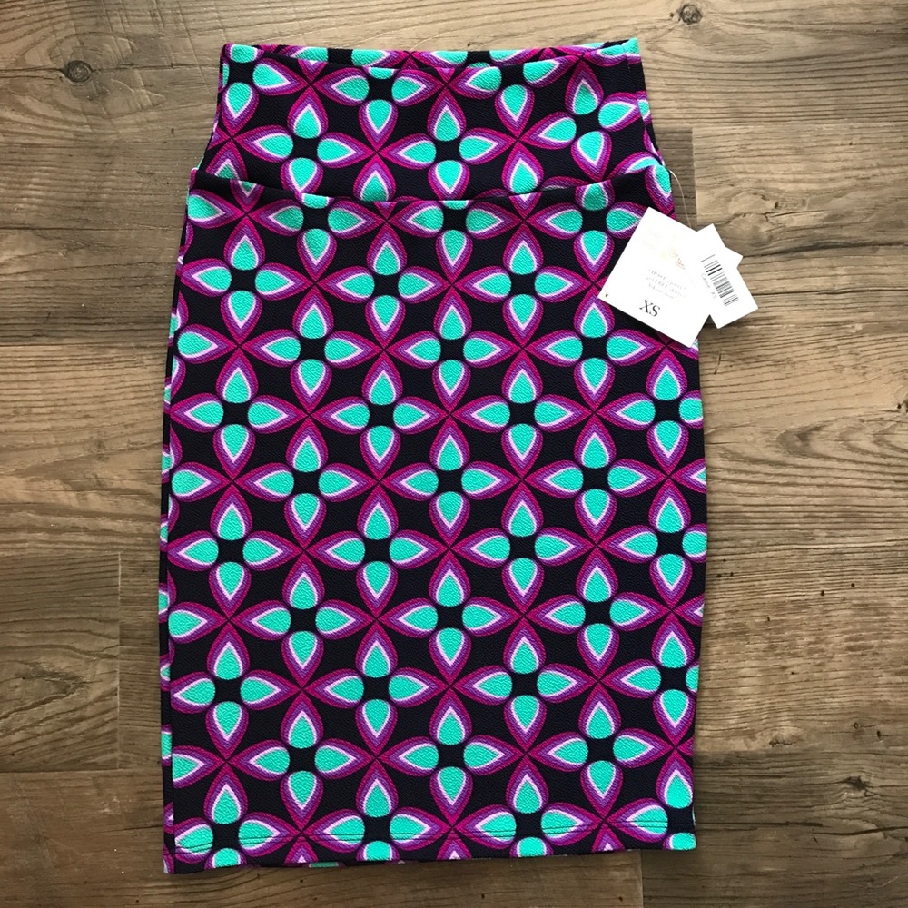 🚨 LAST CHANCE 🚨 BNWT LuLaRoe Cassie skirt