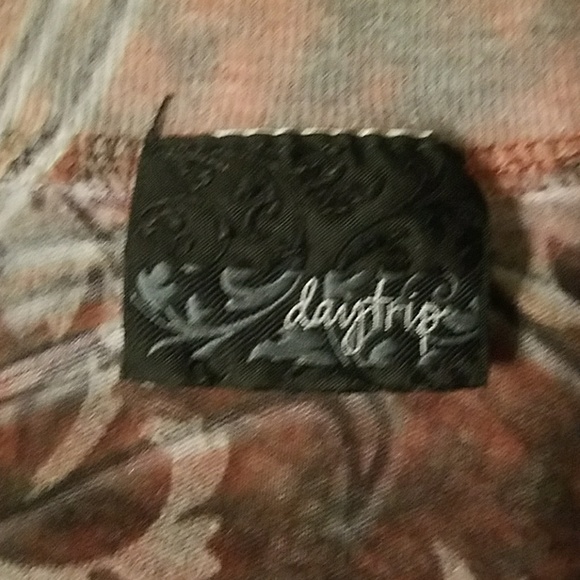 DAYTRIP V-Neck Fitted Tee MEDIUM - Picture 4 of 6