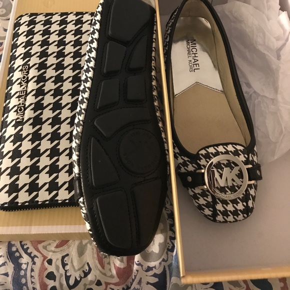 Michael Kors Shoes with matching wallet - Picture 2 of 4