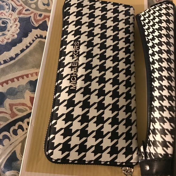 Michael Kors Shoes with matching wallet - Picture 4 of 4