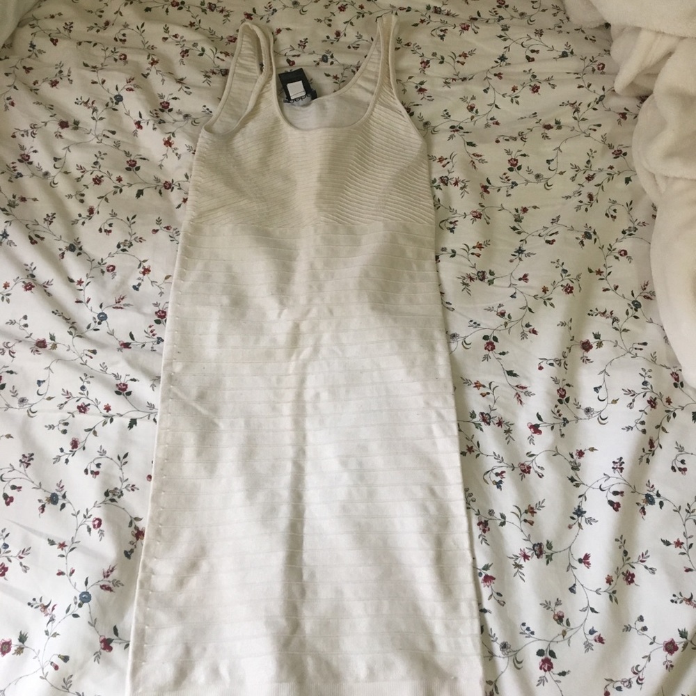 Off-white form fitting BeBe dress