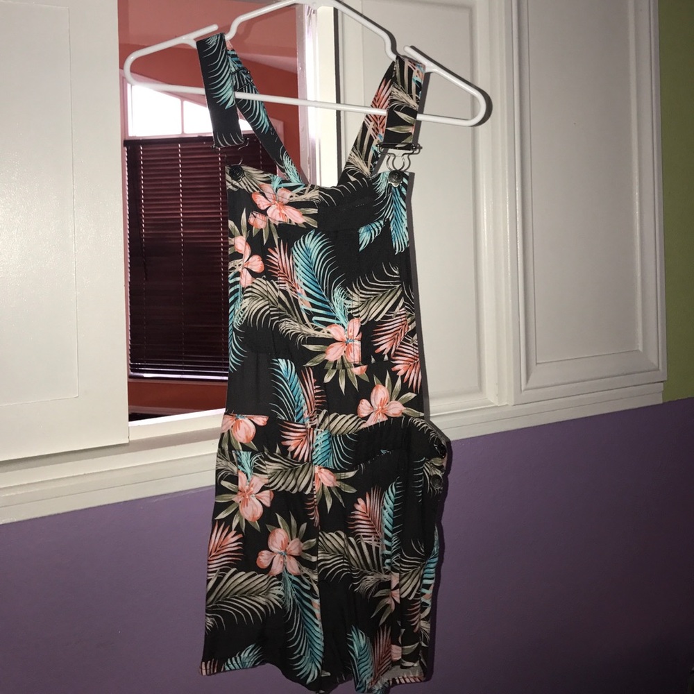 Flower patterned overalls !
