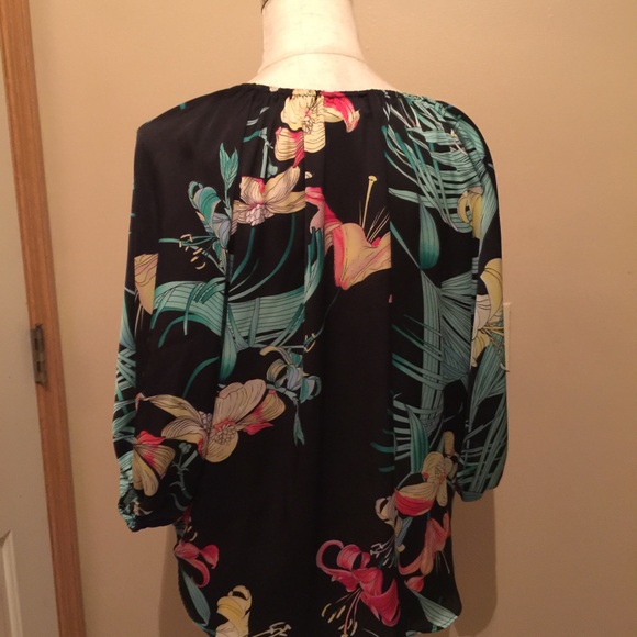 Jennifer Lopez floral top size M - Picture 4 of 5