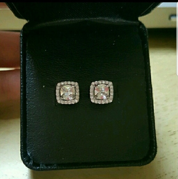 18k Swarovski Emerald Stud Earrings - Picture 2 of 8
