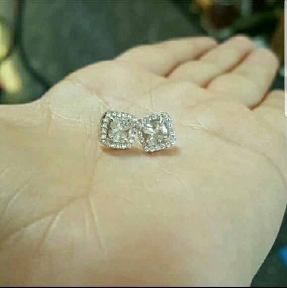 18k Swarovski Emerald Stud Earrings - Picture 4 of 8