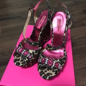 Betsey Johnson Elvira wedge size 8