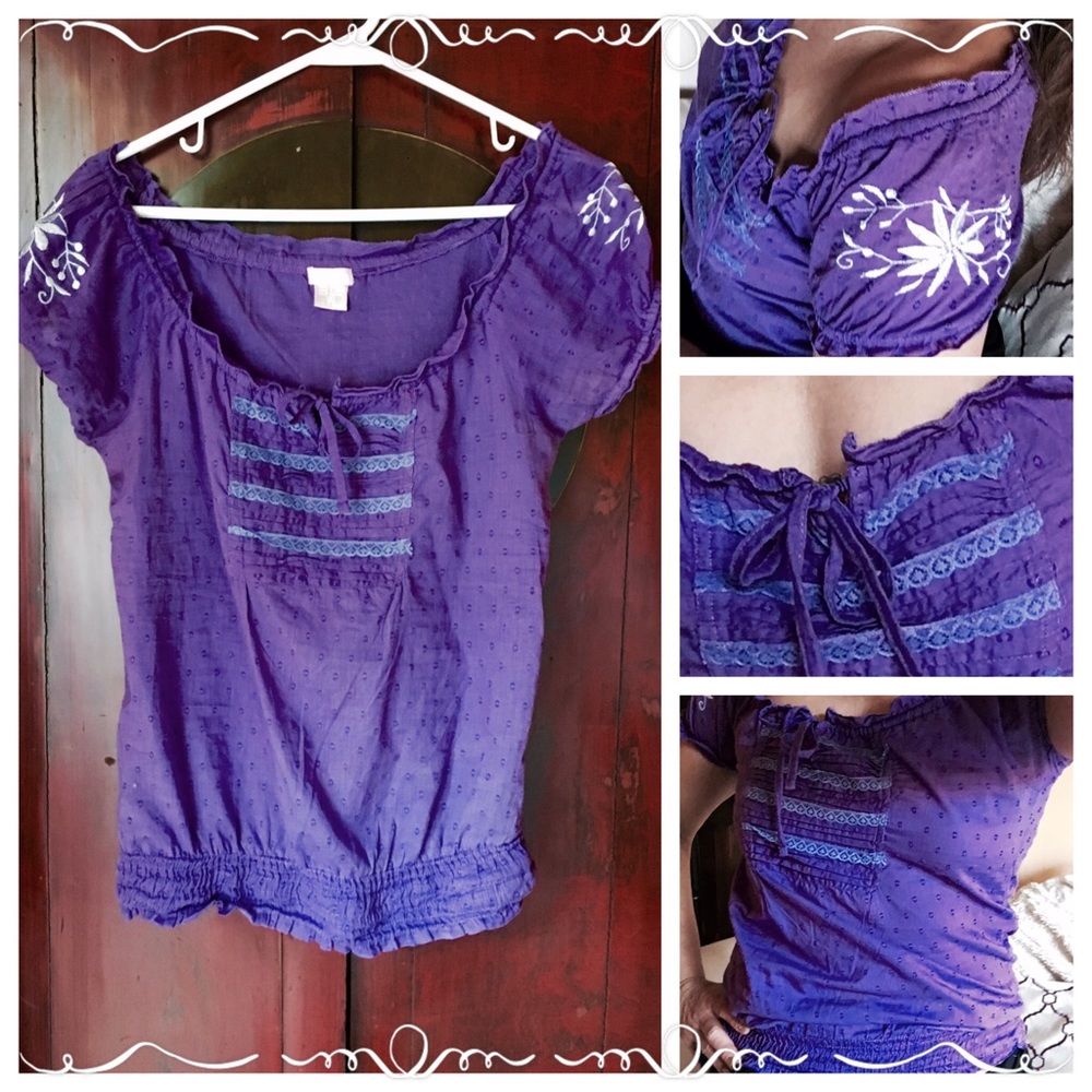 Sexy peasant blouse with dainty floral embroidery