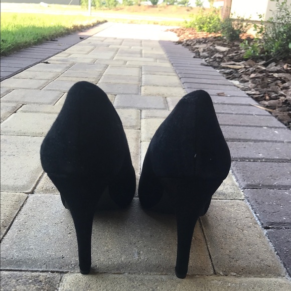 Black suede pumps - Picture 2 of 3
