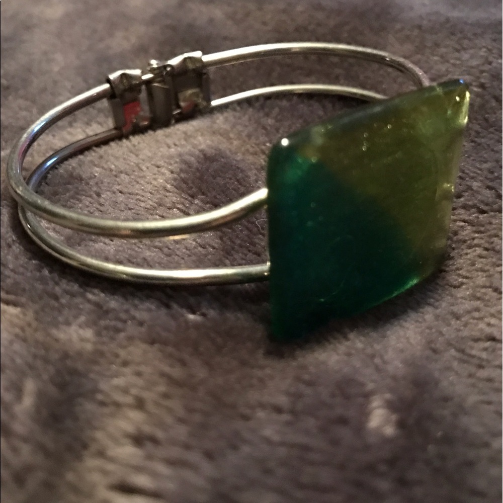 💍 🌈🌈Green/Blue statement bracelet🌈🌈