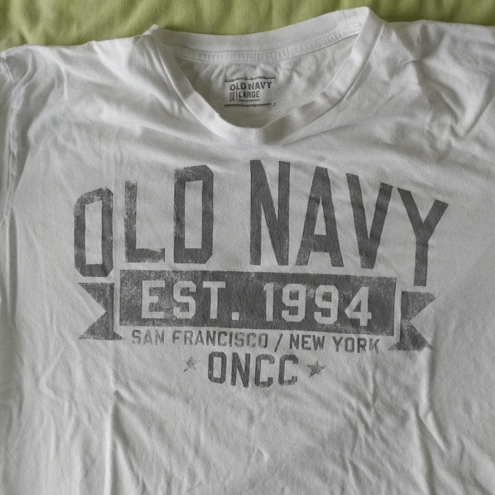 White Old Navy long sleeve T-shirt