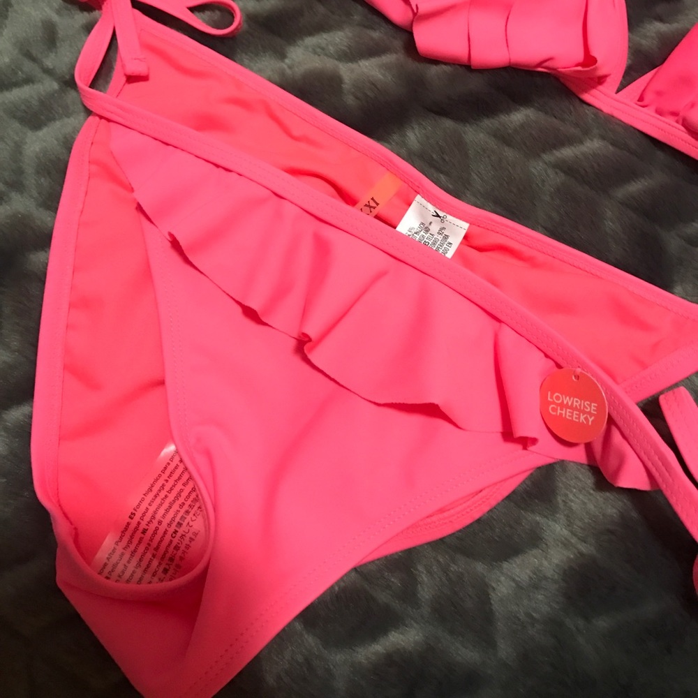 NEW WITH TAGS! Coral ruffle bikini - Picture 3 of 3