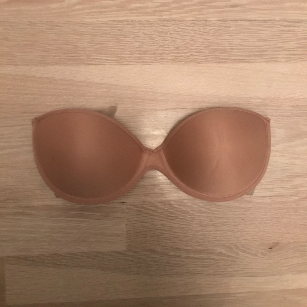 Adhesive bra