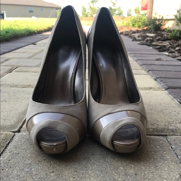 Tan peep toe pumps - Picture 2 of 5