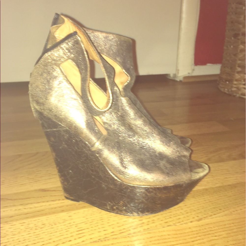 L.A.M.B that favors Giuseppe Zanotti pumps