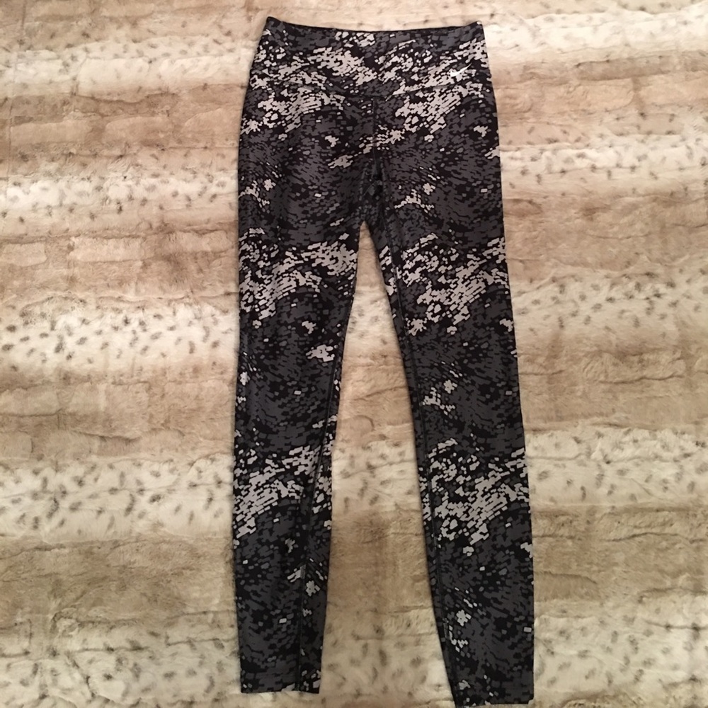 NWOT Nike patterned workout leggings
