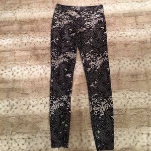 NWOT Nike patterned workout leggings