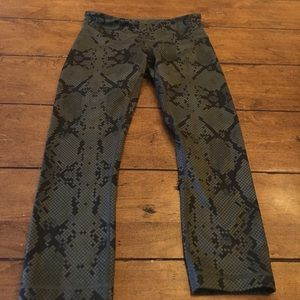 Lululemon snakeskin wunder under