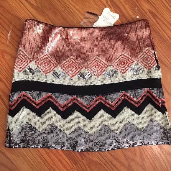 Verty Revolve Sequin Skirt S - Picture 2 of 2