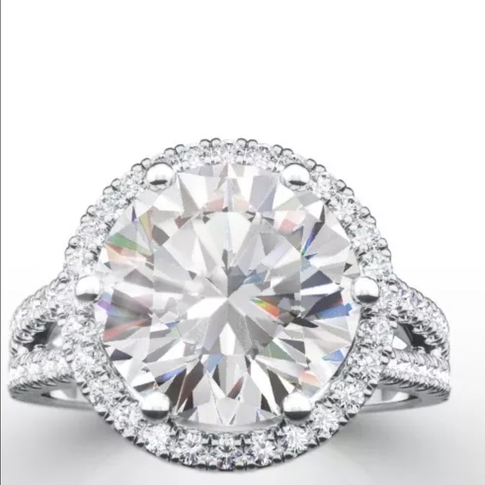 A Ladies 5.00Ct Diamond Halo Style Ring 18kt