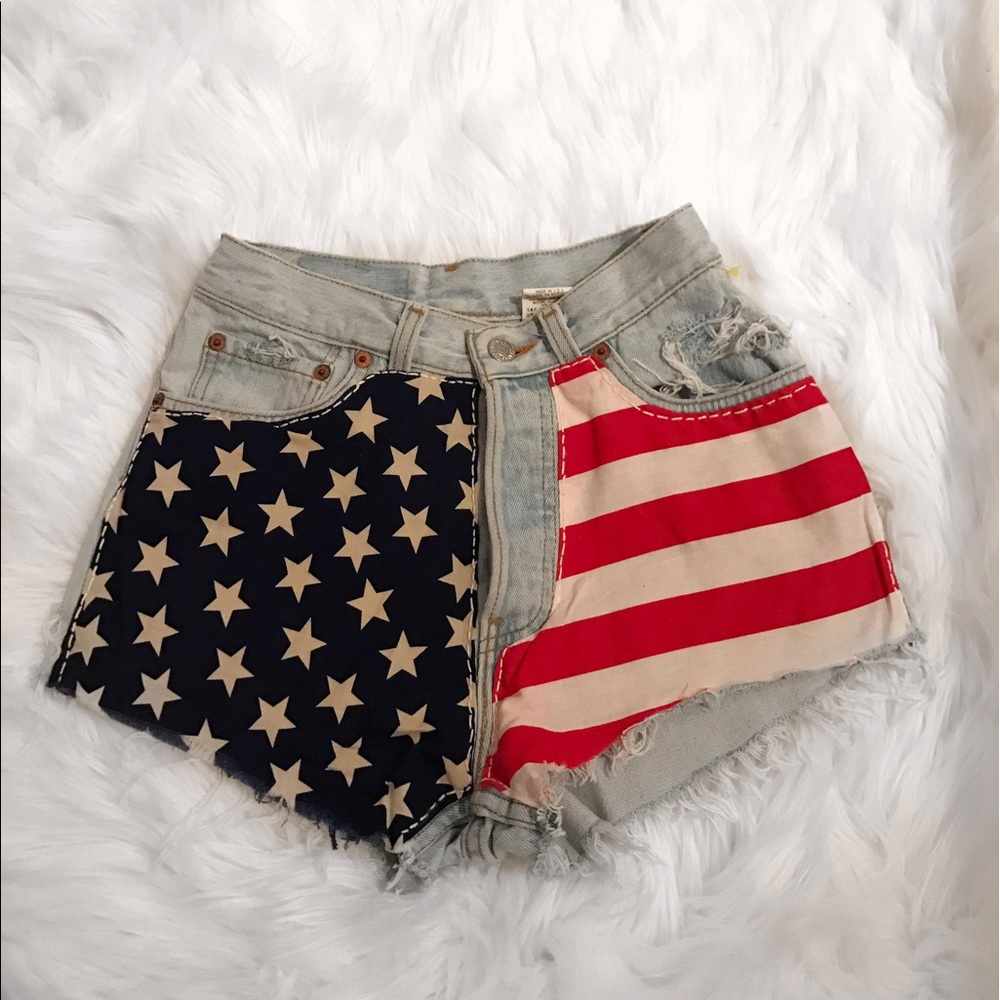 LEVIS DISTRESSED AMERICAN FLAG SHORTS😻😻😻