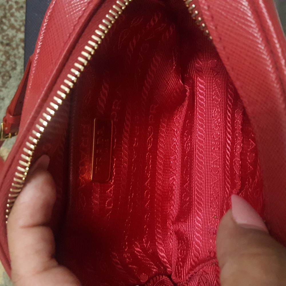 *SOLD* Prada Camera Crossbody - Picture 2 of 5