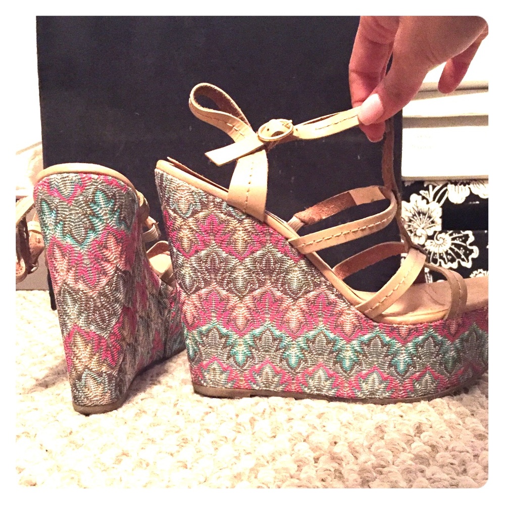 Steve Madden Embroidered wedges