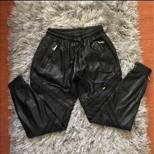 En noir leather sweatpants