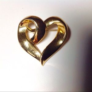 Vintage swirly gold-tone heart pendent