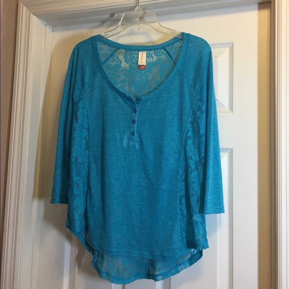 NO BOUNDARIES HI-LO LACY JUNIORS XL TOP - EUC!