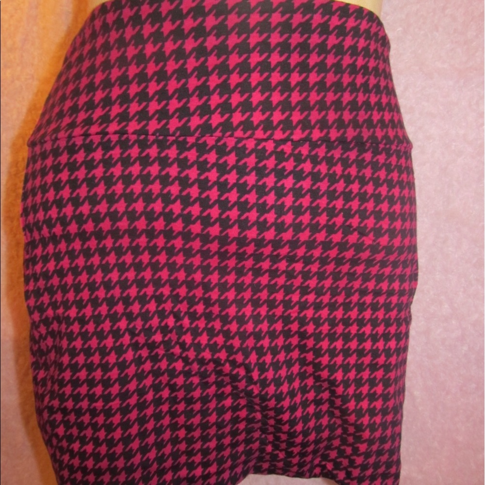 Pink houndstooth skirt