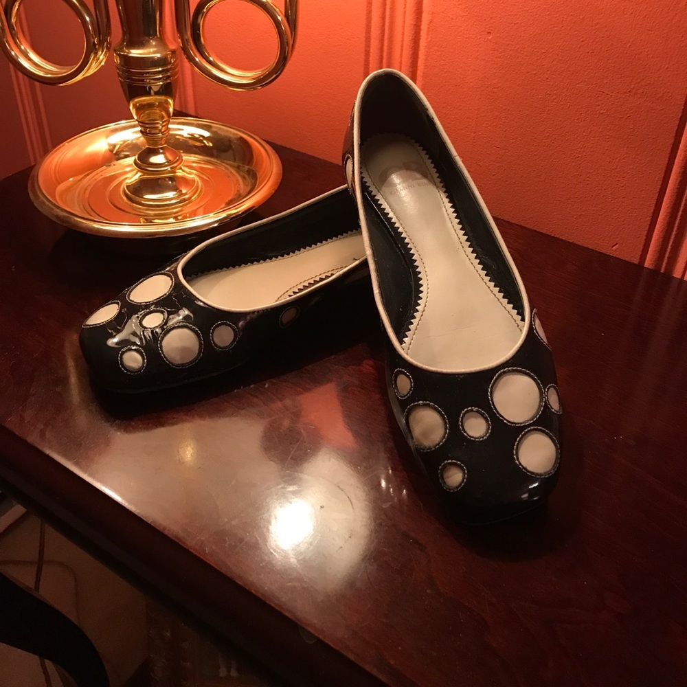 Gianni Bini navy/ecru spotted flats Sz 6-1/2