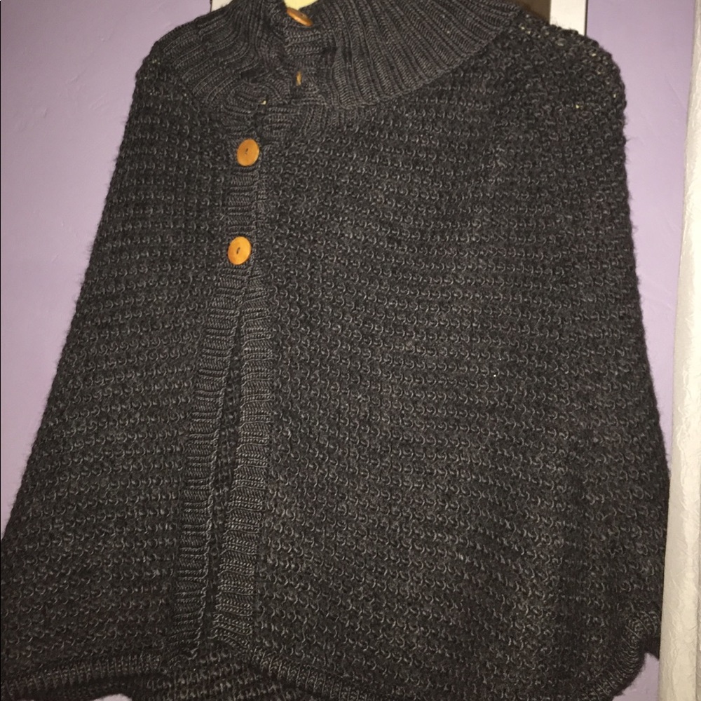 Knitted poncho with buttons
